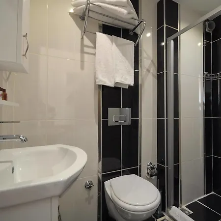 ペラ ライフ ホテル 4*